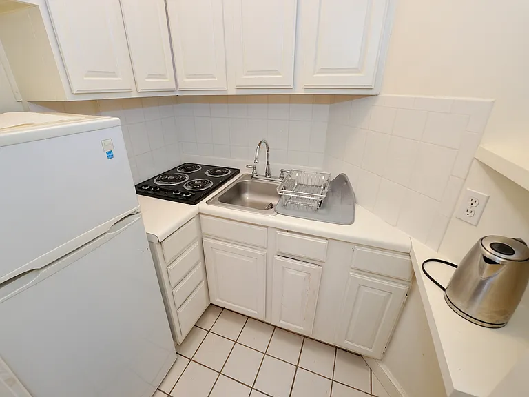 251 E 49th St #1 — Photo 5