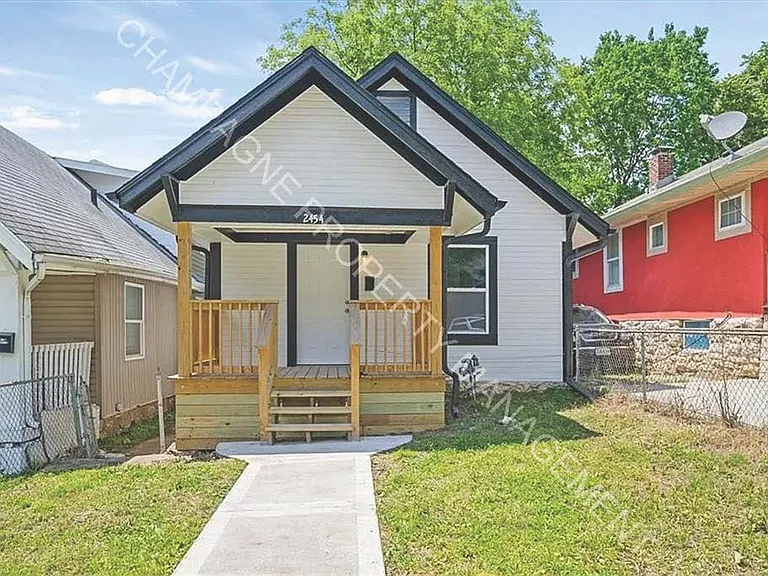 2454 Cypress Ave — Photo 1