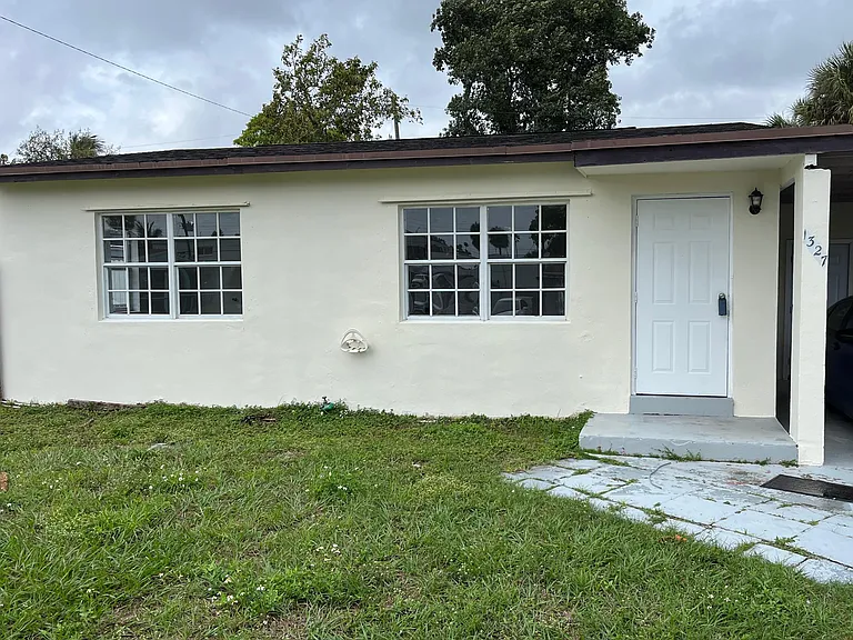 1327 SW 22nd Ave — Photo 1