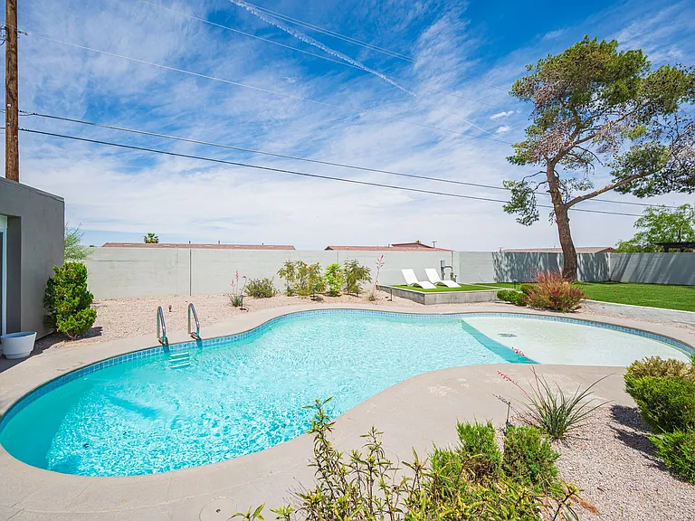 330 E Country Club Dr — Photo 7