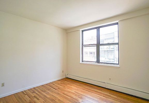 5th image of 424 W 53rd St APT 4A