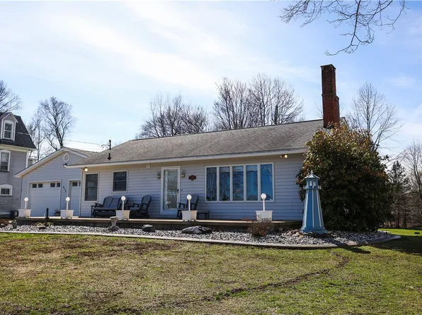 415 N 2nd St, Conneaut Lake, PA 16316