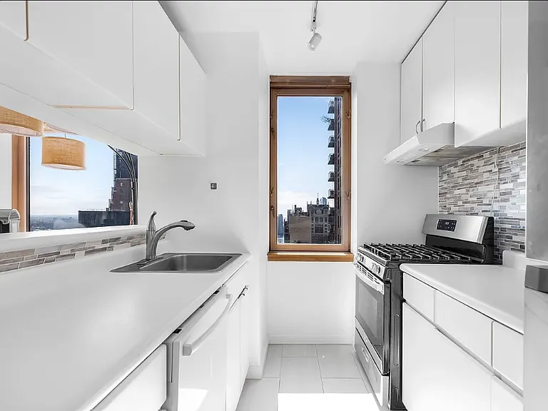 235 E 40th St #28G — Photo 5