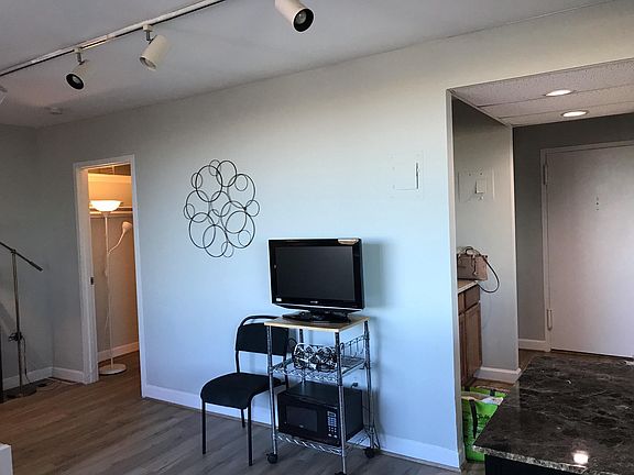 5th image of 1011 Arlington Blvd APT 826