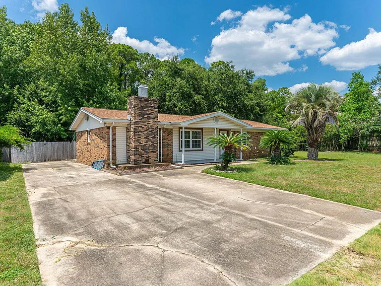 110 Green Dr — Photo 6