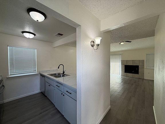 4th image of 2704-2708 W Caldwell Ave