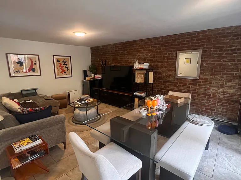 12 Aberdeen St #2 — Photo 2