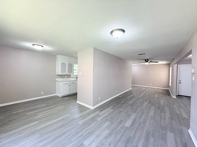 1228 Oak Dr — Photo 3