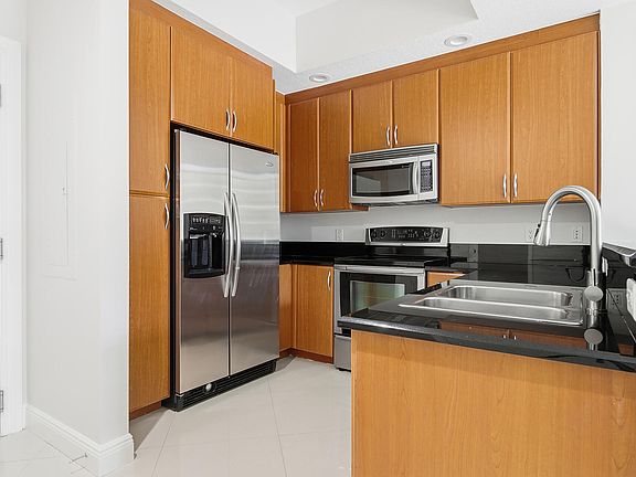 4th image of 701 S Olive Avenue #1010