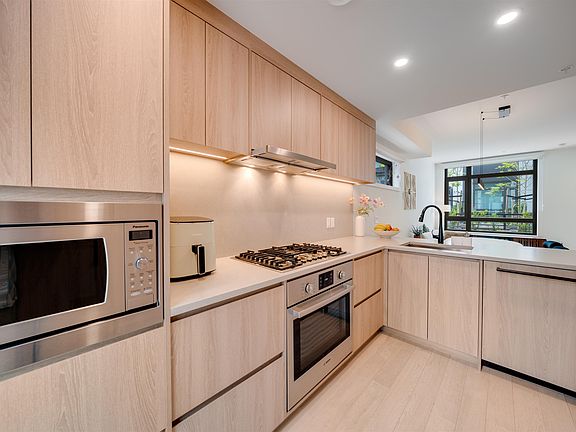4th image of 6292 Oak St