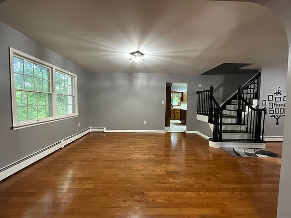5th image of 22 Dogwood Dr