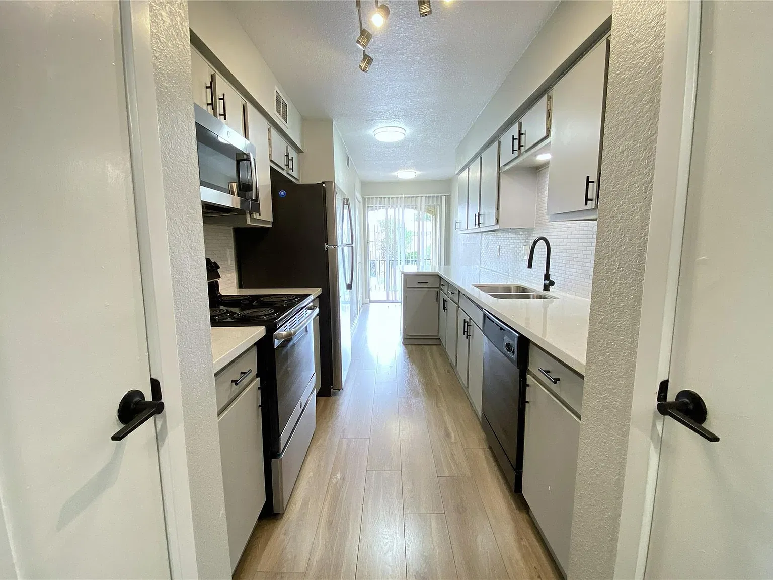 3 bed, 2.0 bath, 1373 sqft, $1,390 — Photo 3
