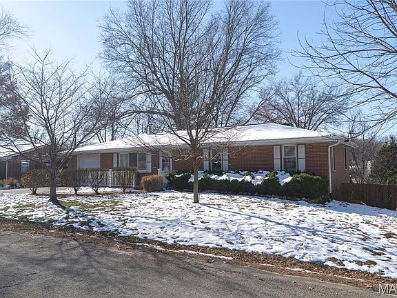 3rd image of 909 Peony Dr