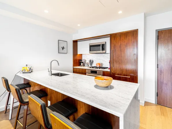 75 Park Lane South image 5 of 10