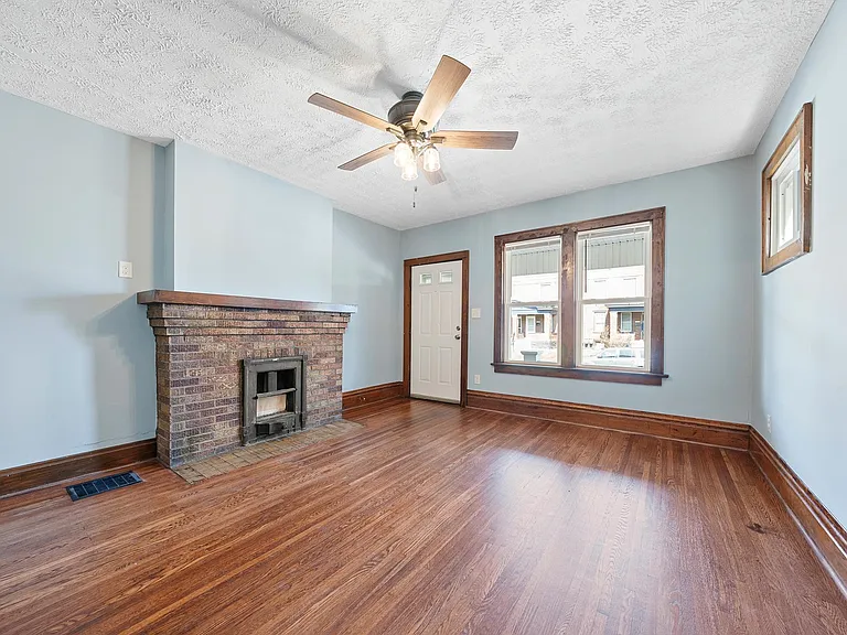 685 E Whittier St — Photo 5