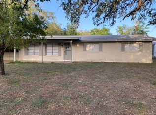 900 Libold Dr, Devine, TX 78016