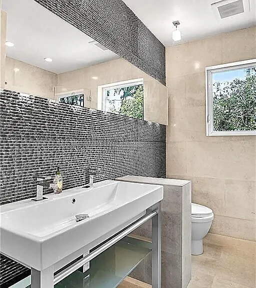 551 NE 53rd St — Photo 15