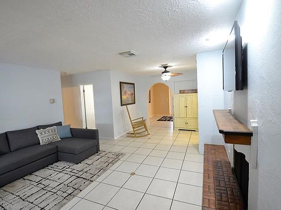 3rd image of 1709 El Trinidad Dr E