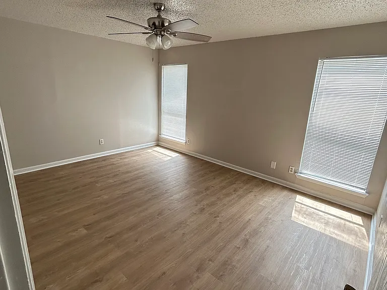 1208 Wales Dr — Photo 8