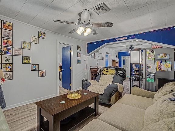 5th image of 805 Trinity St