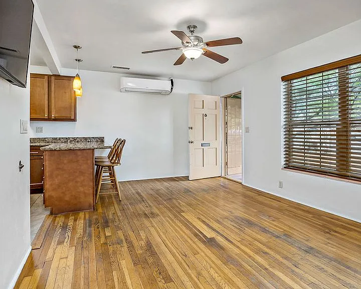 1121 E 9th St #1 — Photo 9