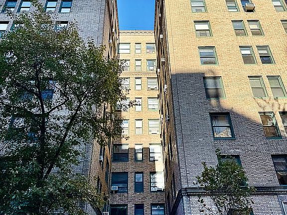 5th image of 325 W 45th St APT 610