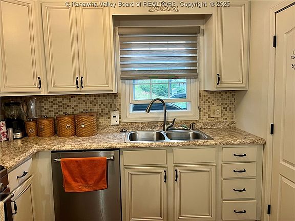 5th image of 810 White Oak Dr