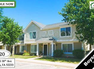 420 N 18th Ave, Hiawatha, IA 52233