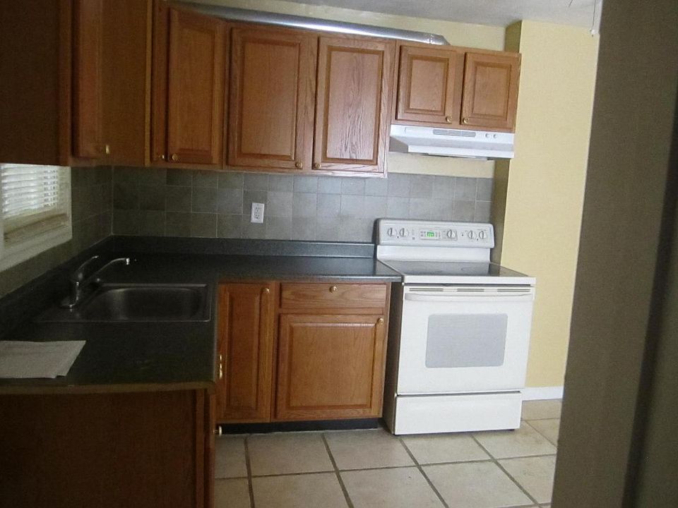 1st image of 362 Fisher St APT 1