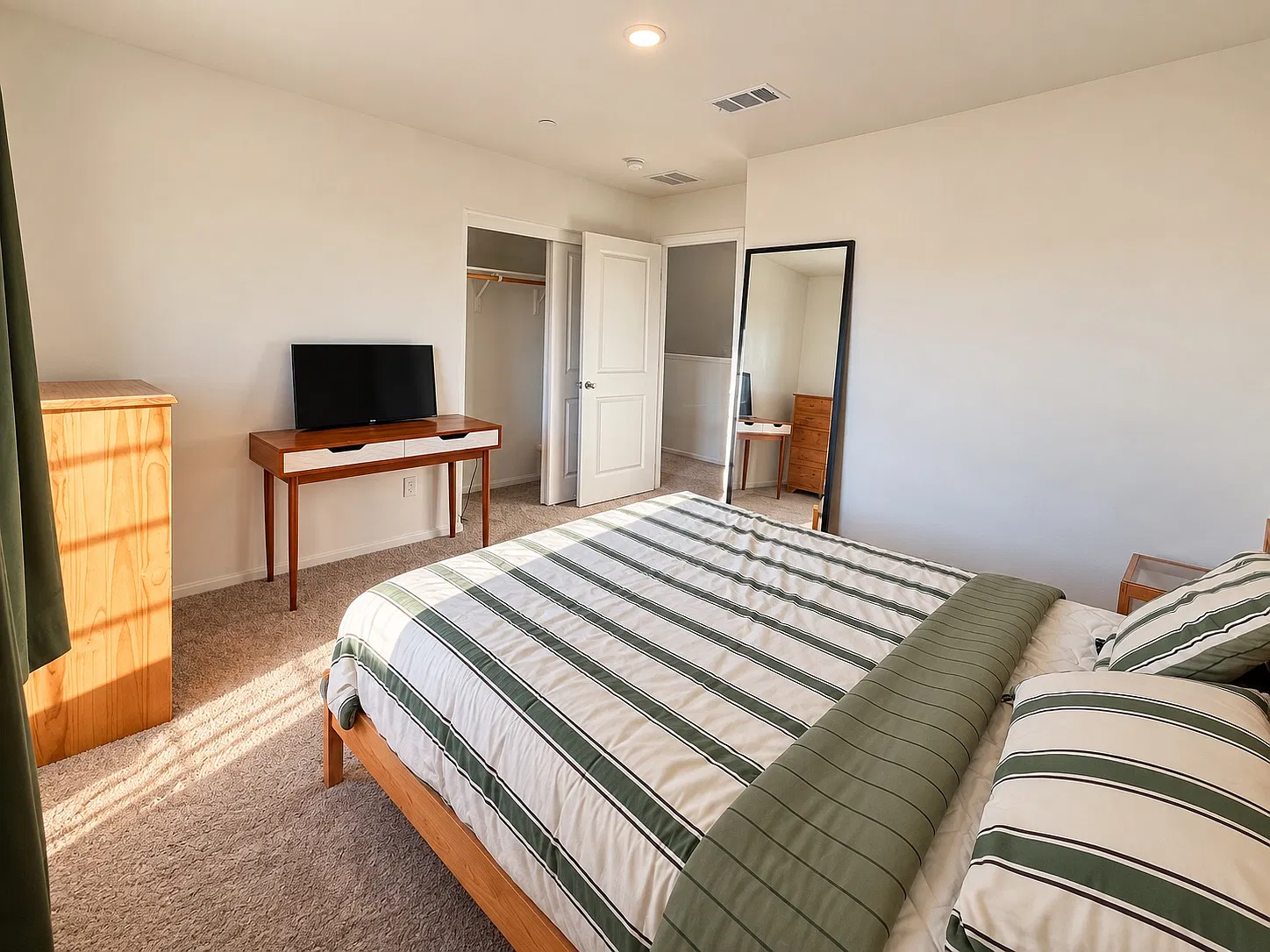 6 bed, 2798 sqft, $1,000 — Photo 2