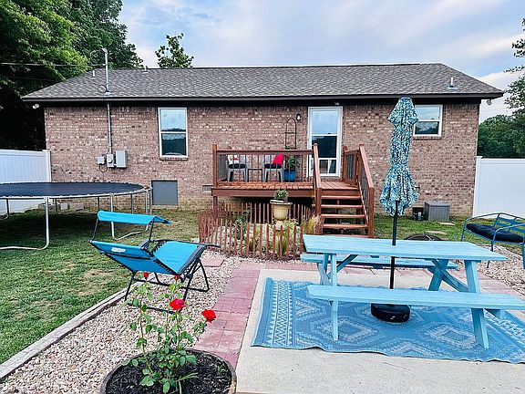 5th image of 943 Clement Rd