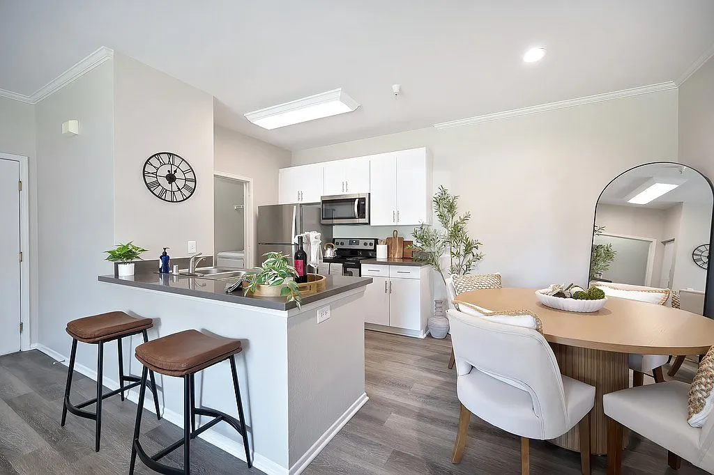 Eagle Glen Apartments — Photo 3