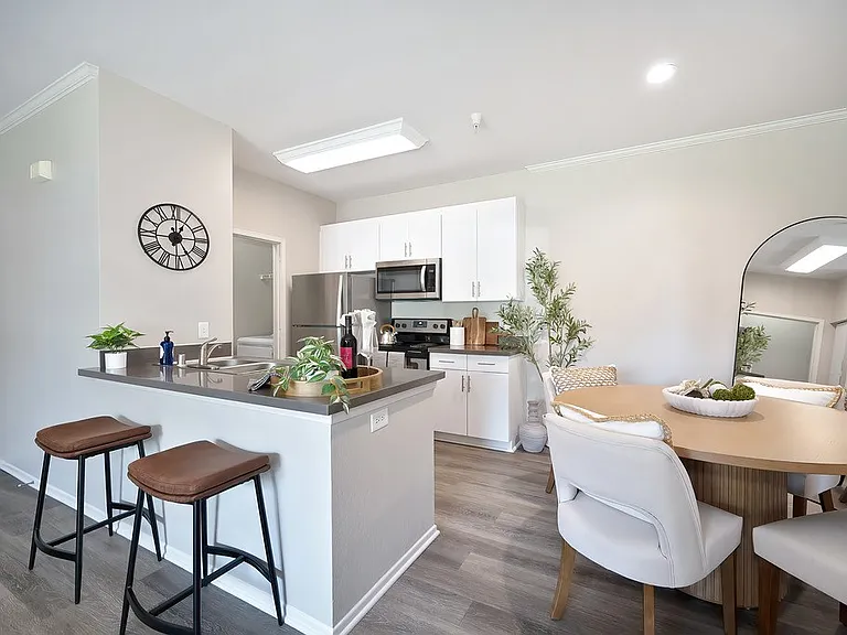 Eagle Glen Apartments — Photo 3