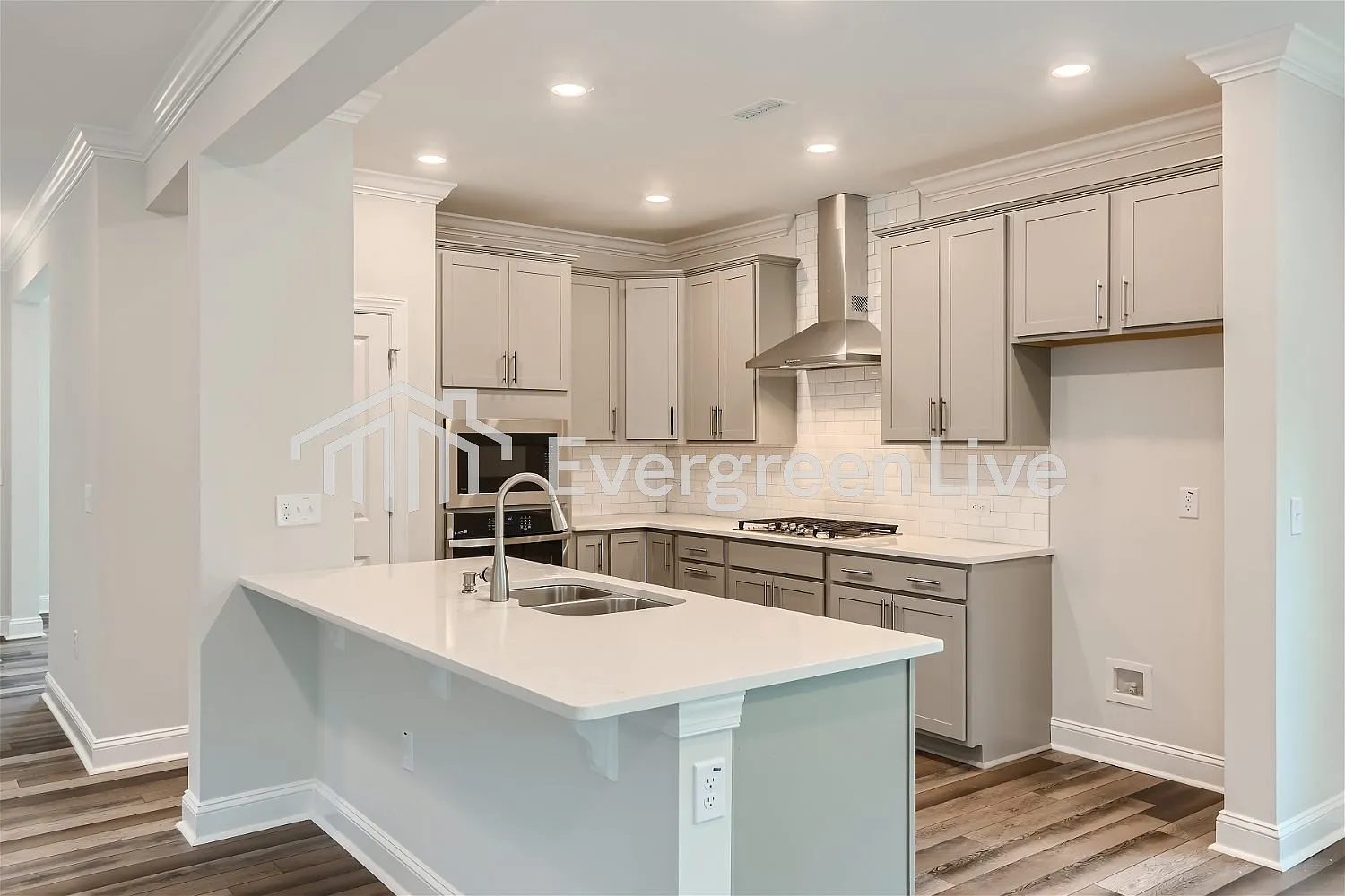 5 bed, 4.0 bath, 3037 sqft, $2,560 — Photo 3