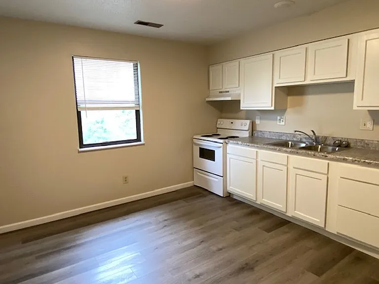 151 S Aurora St — Photo 2
