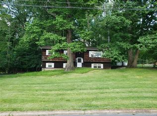 15 Dawn Ln, Airmont, NY 10901