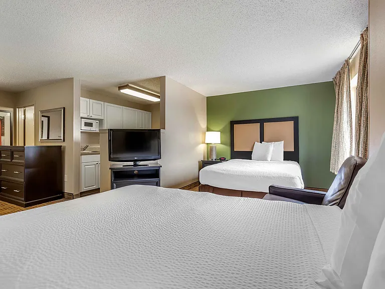 Studio Suite - 1 Queen and 1 Full Bed