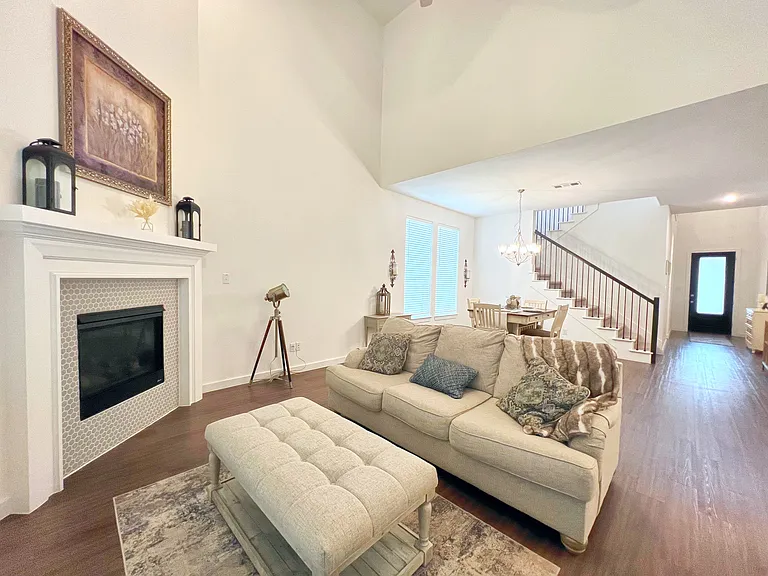 2410 Doncaster Dr — Photo 5