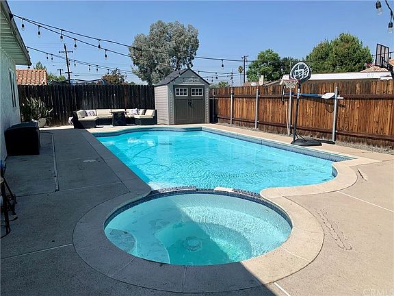 3rd image of 1021 E Lugonia Ave