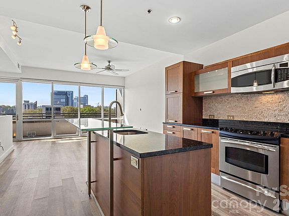 5th image of 1133 Metropolitan Ave Unit 619