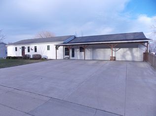 108 E 5th St, Lake Park, IA 51347