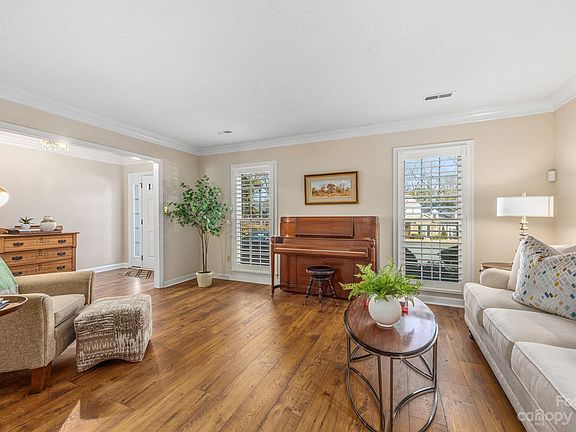 4th image of 7404 Red Oak Ln