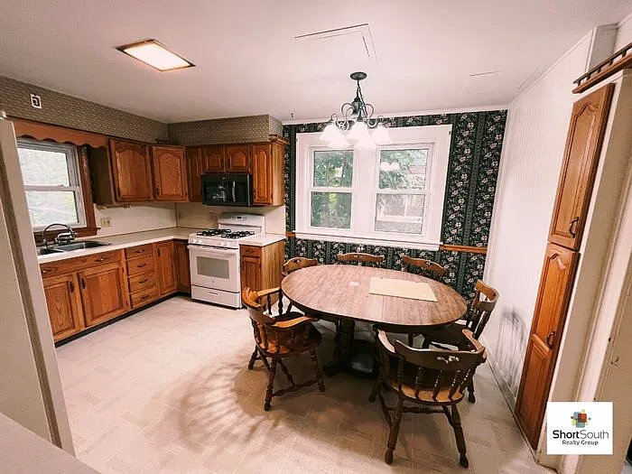 4 bed, 1.5 bath, 1500 sqft, $1,950 — Photo 2
