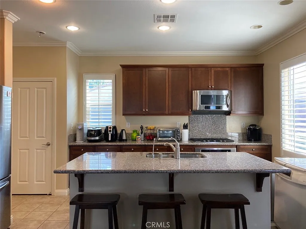 3 bed, 2.5 bath, 1790 sqft, $4,890 — Photo 2