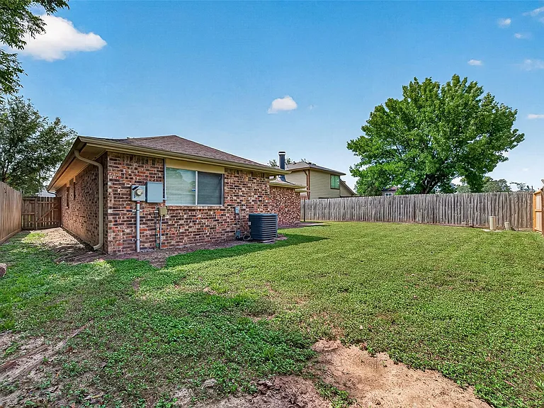 7407 Cortes Dr — Photo 35