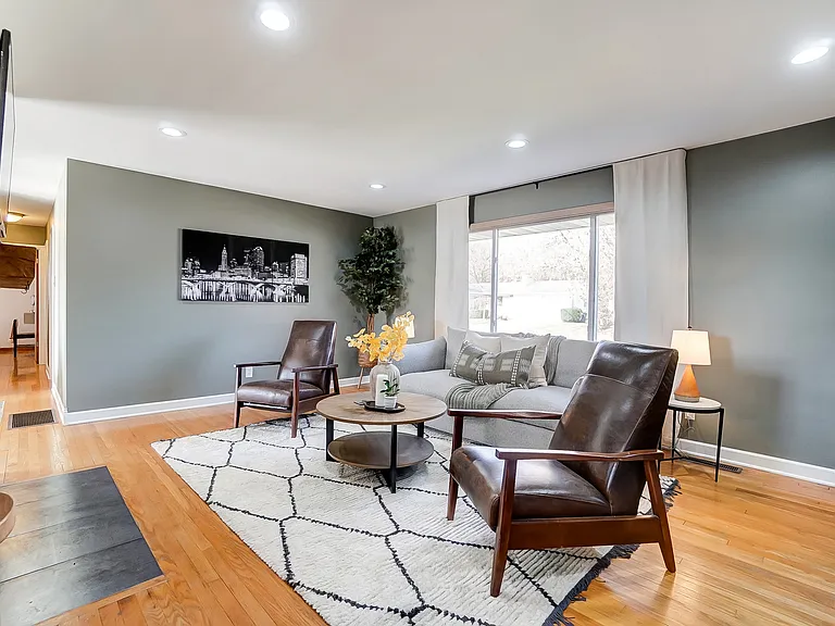 725 Latham Ct — Photo 2
