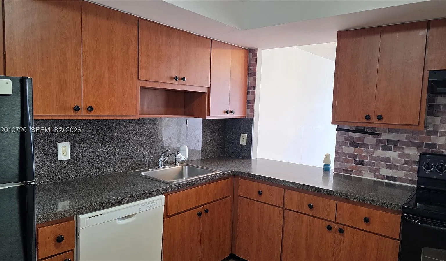 Buckley Towers Condo - Ea — Photo 4