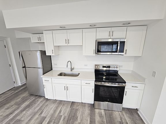 3rd image of 900 S Oak Park Ave #A