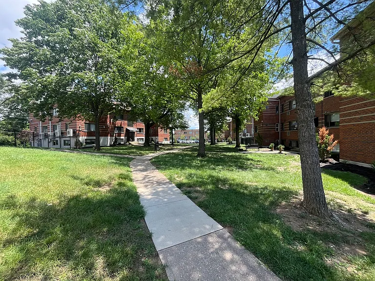 Newly Upgraded Apartments -The Courtyard at Park Hills, Minutes from Downtown — Photo 2