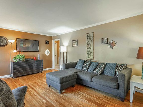 4th image of 414 N Lovell Ave